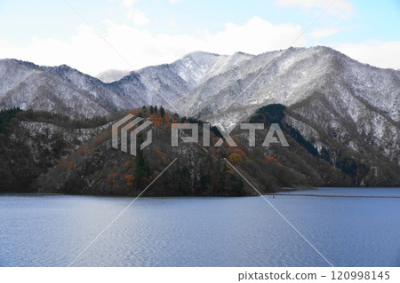有雪和秋葉的德山水壩湖 有雪和秋葉的德山水壩湖 120998145