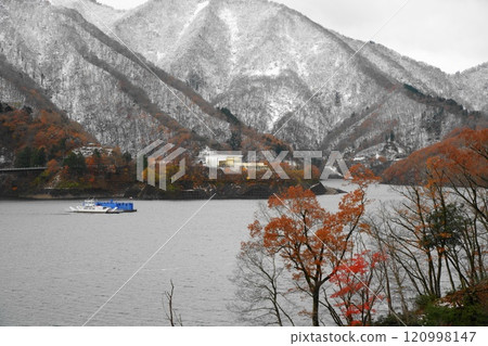 Snow and autumn leaves at Tokuyama Dam Lake 120998147