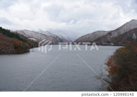 Snow and autumn leaves at Tokuyama Dam Lake 120998148