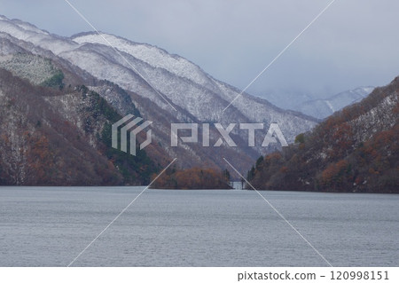 Snow and autumn leaves at Tokuyama Dam Lake 120998151