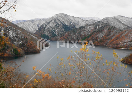 Snow and autumn leaves at Tokuyama Dam Lake 120998152