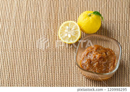 日式背景上的柚子味噌 120998295