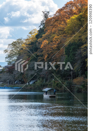 Katsura River Boat Ride Autumn 120998390