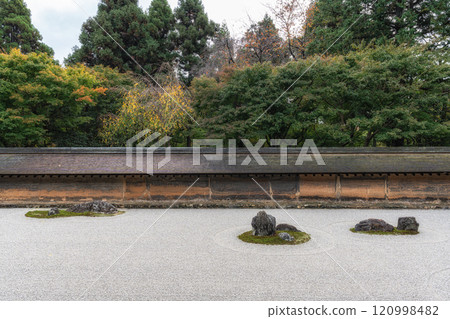 Zen rock garden in Ryoanji 120998482
