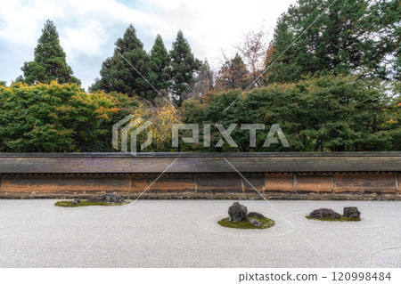 Zen rock garden in Ryoanji 120998484