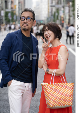 Good friends Middle couple 120998622