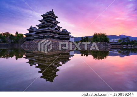 Matsumoto Castle shining in the morning sun 120999244