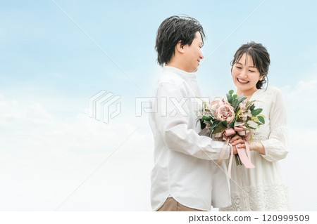 即將結婚的情侶、度假村婚禮、花園婚禮 即將結婚的情侶、度假村婚禮、花園婚禮 120999509