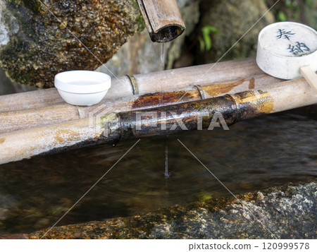 Chozuya of a shrine where water flows 120999578