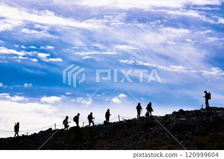登山者沿著山脊 120999604