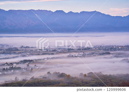 Sea of clouds and hills in the mountains of Nagano Prefecture shrouded in morning mist Sea of clouds and hills in the mountains of Nagano Prefecture shrouded in morning mist 120999606