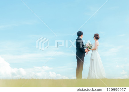 Bride and groom with sky as background (wedding, wedding ceremony, bridal, location photo, photo wedding) 120999957