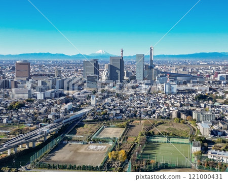 「埼玉縣」 用無人機從上方拍攝晴朗的天空和見沼稻田、埼玉新都心、富士山 121000431