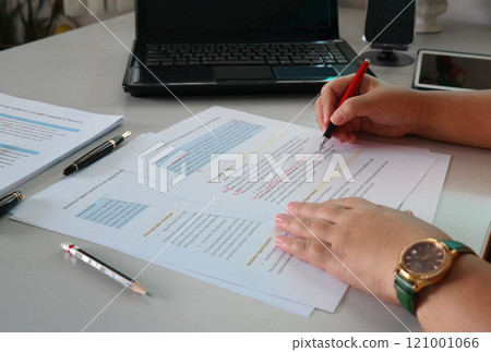 English proofreading paper in office 121001066