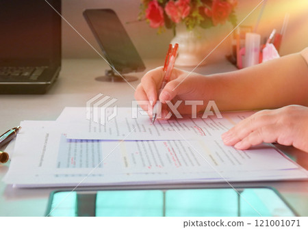 English proofreading paper in office 121001071