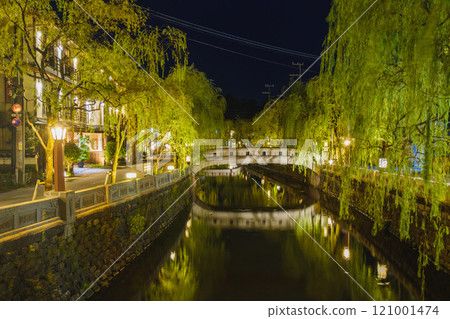 [Kinosaki Onsen] Night view of the retro townscape of the hot spring town 121001474