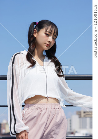 一位年輕女子在戶外拍攝的休閒時尚肖像 121001518