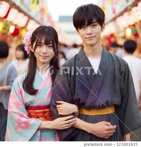 照片素材（高解析度，付費） 新年祭中，幾位穿著日服的男女正在享受擺攤的樂趣 121001635