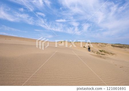 在鳥取沙丘徒步旅行的圖片 在鳥取沙丘徒步旅行的圖片 121001691