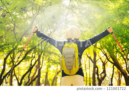 老婦人在山上健行，後視 121001722