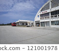 The view immediately after disembarking from the plane at Minamidaitojima Airport on Minamidaitojima Island, Okinawa Prefecture, showing the terminal building, apron and spot 121001978