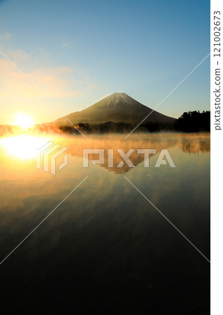 精進湖的金色日出和倒置的富士山 精進湖的金色日出和倒置的富士山 121002673