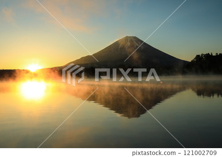 精進湖的金色日出和倒置的富士山 精進湖的金色日出和倒置的富士山 121002709
