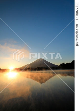 精進湖的金色日出和倒置的富士山 精進湖的金色日出和倒置的富士山 121002710