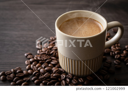 拿鐵咖啡和咖啡豆在桌上 拿鐵咖啡和咖啡豆在桌上 121002999