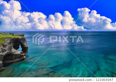 萬座岬美麗的大海和雷雨雲 萬座岬美麗的大海和雷雨雲 121003047