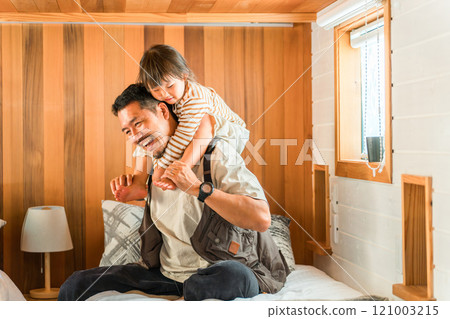 父親背著女兒（育兒/育兒/Ikumen/度假） 121003215