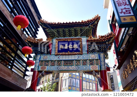 Kanagawa Prefecture, Yokohama Chinatown, Zenrinmon Gate and blue sky Kanagawa Prefecture, Yokohama Chinatown, Zenrinmon Gate and blue sky 121003472