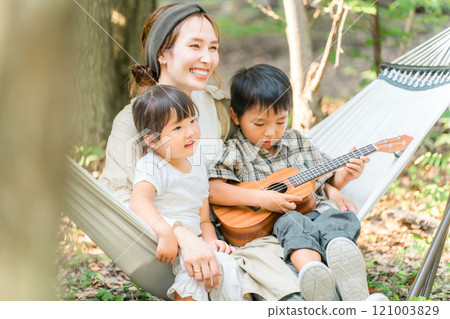 Family/family playing in a hammock at a campsite (outdoor/travel/leisure/picnic) 121003829