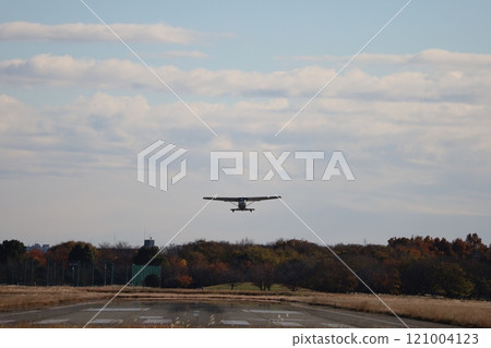 (Chofu Airport, Tokyo) A Cessna takes off from the runway (Chofu Airport, Tokyo) A Cessna takes off from the runway 121004123