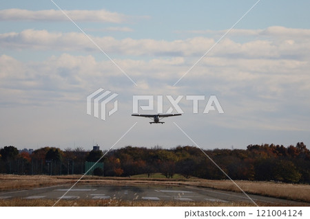 (東京調布機場)塞斯納飛機起飛衝向藍天 (東京調布機場)塞斯納飛機起飛衝向藍天 121004124