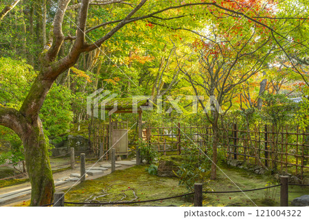 秋天的京都,南禪寺天壽書院南花園入口 秋天的京都,南禪寺天壽書院南花園入口 121004322