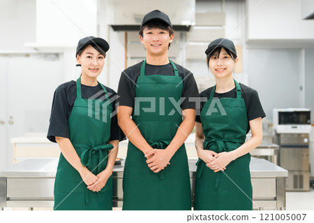 廚房和後院的男女廚房工作人員和烹飪人員 121005007