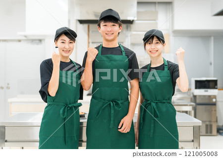 廚房和後院的男女廚房工作人員和烹飪人員（拳頭泵） 121005008