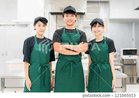 廚房/後院的男性和女性廚房工作人員/烹飪人員（雙臂交叉） 121005013