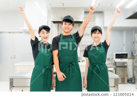 廚房和後院的男女廚房工作人員和烹飪人員（揮拳、歡呼、歡呼） 121005014
