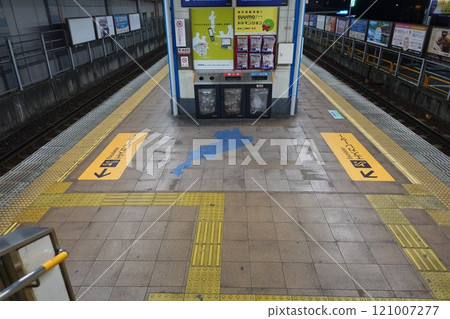 滋賀郡京阪濱大津站月台夜間 121007277