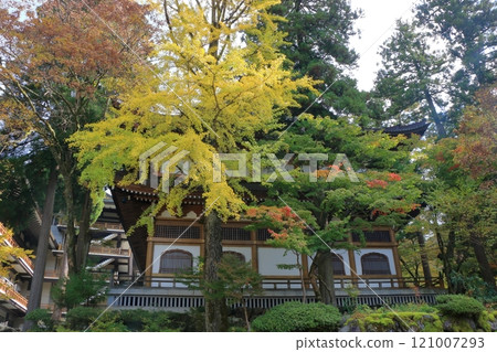 The area of the entrance way to Daihonzan Eiheiji, the temple of eternal peace deep in the mountains near Fukui City in Fukui Prefecture Japan, a headquarter of Zen Buddhism 121007293