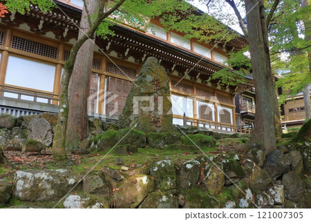 The area of the entrance way to Daihonzan Eiheiji, the temple of eternal peace deep in the mountains near Fukui City in Fukui Prefecture Japan, a headquarter of Zen Buddhism 121007305