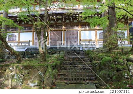 The area of the entrance way to Daihonzan Eiheiji, the temple of eternal peace deep in the mountains near Fukui City in Fukui Prefecture Japan, a headquarter of Zen Buddhism 121007311