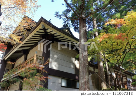 The area of the entrance way to Daihonzan Eiheiji, the temple of eternal peace deep in the mountains near Fukui City in Fukui Prefecture Japan, a headquarter of Zen Buddhism 121007318