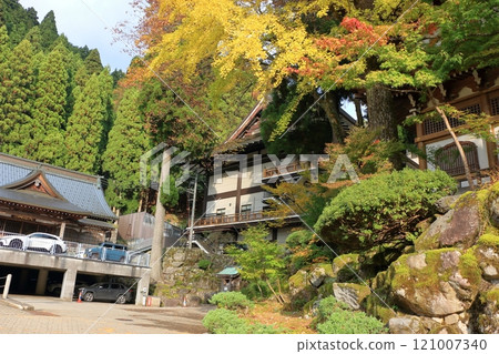 The area of the entrance way to Daihonzan Eiheiji, the temple of eternal peace deep in the mountains near Fukui City in Fukui Prefecture Japan, a headquarter of Zen Buddhism 121007340
