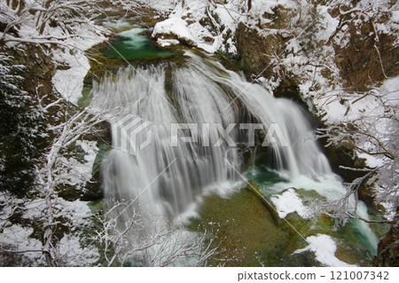 A bird's-eye view of the winter snowscape of Sekiyama Falls from the observation deck Ver2 121007342