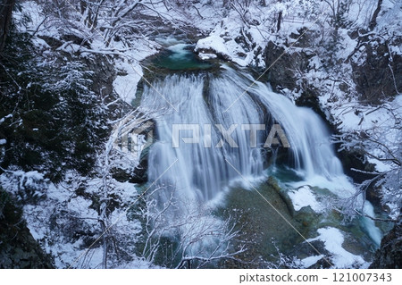 A bird's-eye view of the winter snowscape of Sekiyama Falls from the observation deck Ver1 121007343