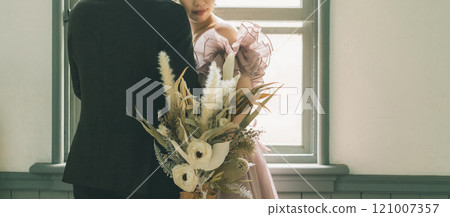 情侶在復古建築裡拍婚紗照 121007357