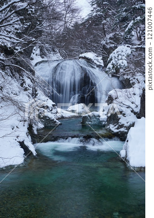 Winter scenery of Sekiyama Falls flowing down between snow-covered rocks Ver1 121007446